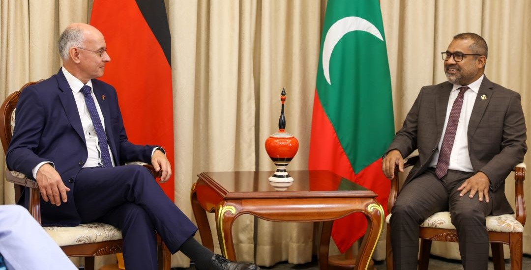 ޖަރުމަނުވިލާތުން ދިވެހިރާއްޖެ އަށް ކަނޑައަޅުއްވާ އައު ސަފީރު ޚާރިޖީ ވަޒީރު ޑރ. ޚަލީލްގެ އަރިހަށް އިޙްތިރާމުގެ ޒިޔާރަތެއް ކުރައްވައިފި