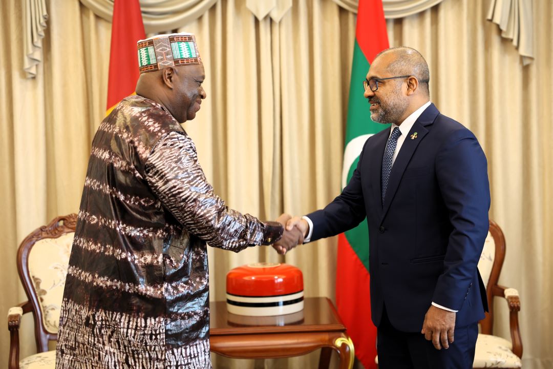 ގިނީ ސަރުކާރުން ދިވެހިރާއްޖެއަށް ކަނޑައެޅުއްވި އާ ސަފީރު، ޚާރިޖީ ވަޒީރުގެ އަރިހަށް އިޙުތިރާމުގެ ޒިޔާރަތެއް ކުރައްވައިފި
